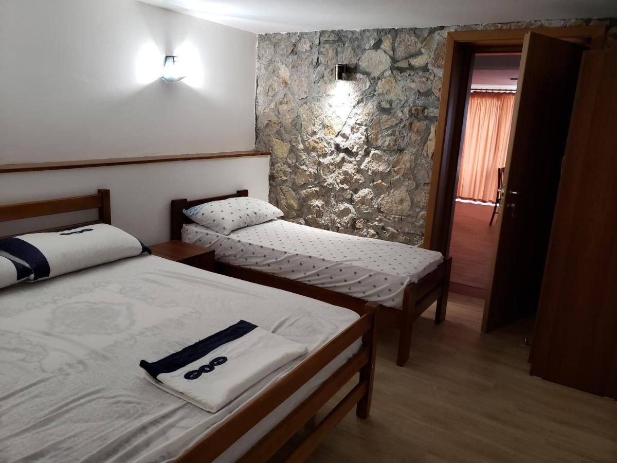 Hotel Brifs Shëngjin Exteriör bild